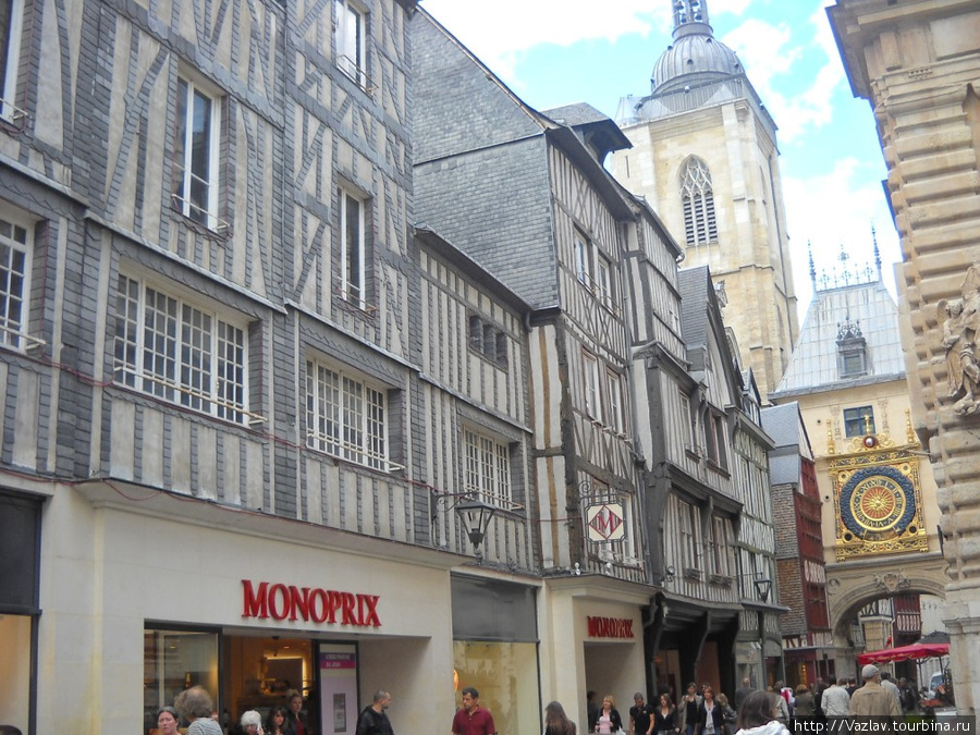 Магазины заполняют первые этажи Руан, Франция