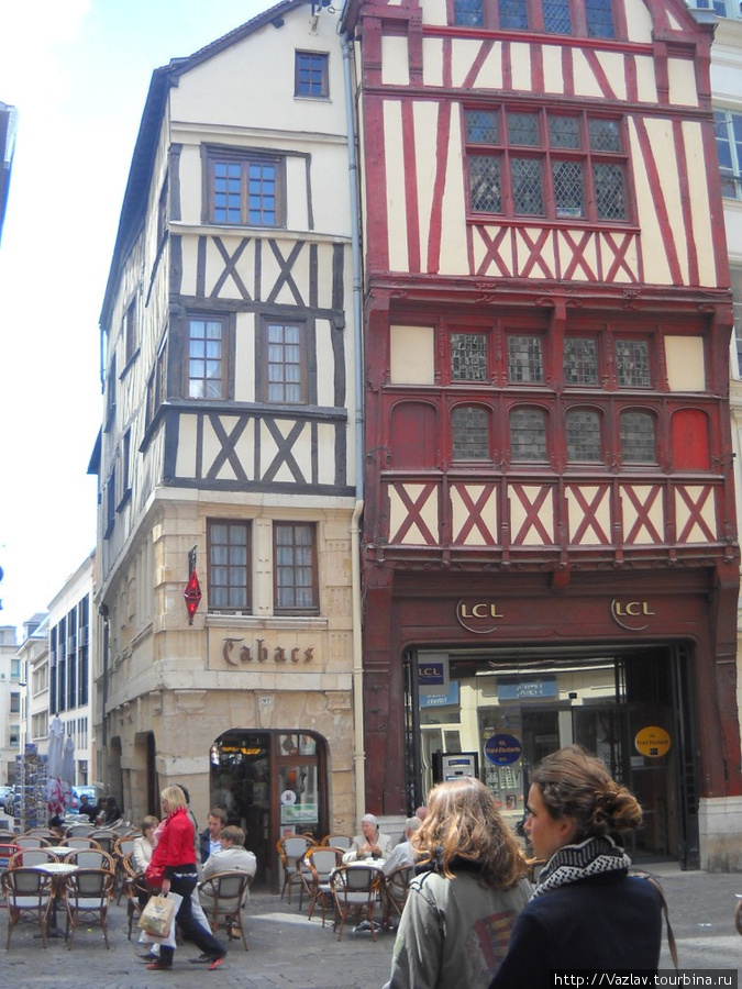 Гуляющие и покупающие Руан, Франция