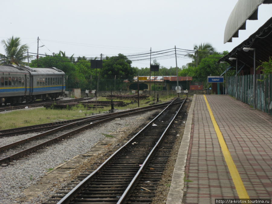 Платформа. Станция Тумпат. Неэлектрифицированная Тумпат, Малайзия