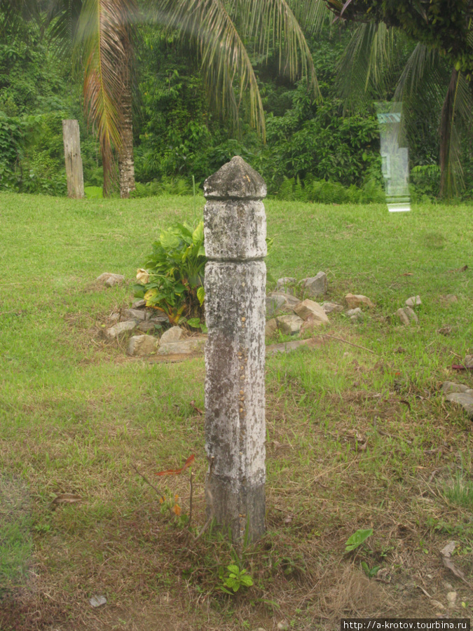 Это не Збручский идол,
а старый километровый (или мильный) столб Тумпат, Малайзия