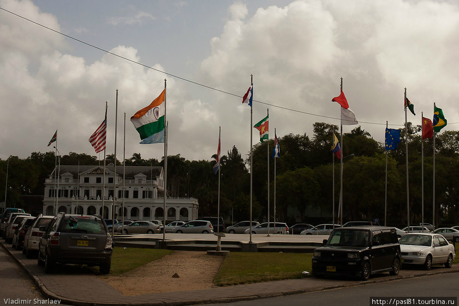 Главная площадь города. К сожалению, флага нашей страны мы не обнаружили. Парамарибо, Суринам