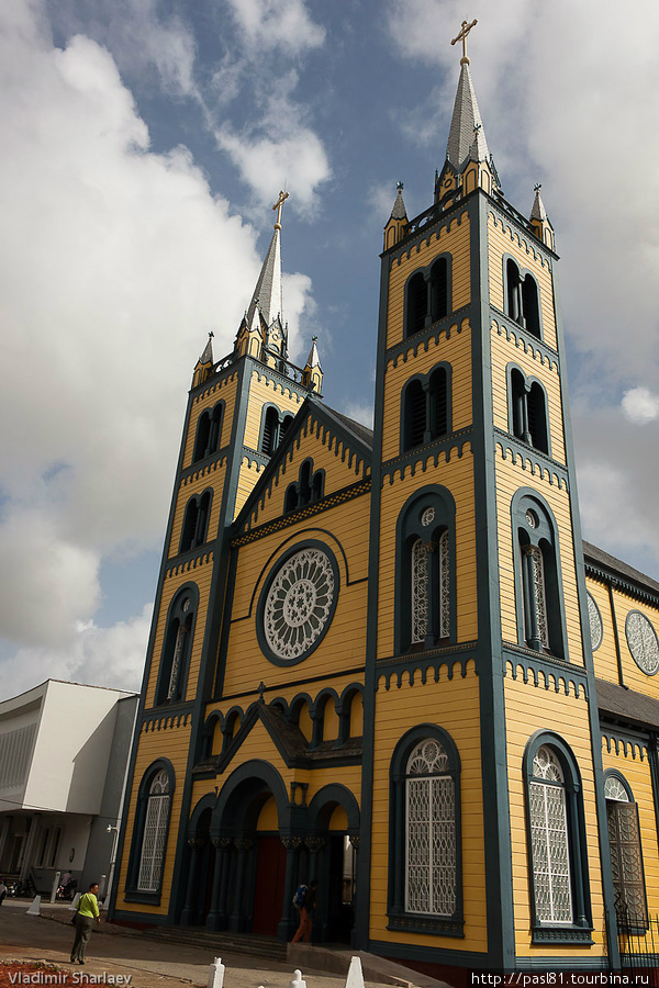 Самое большое деревянное сооружение Южной Америки — Кафедральный собор. Он настолько красив и необычен, что достоин отдельного фотоальбома: http://tourbina.ru/guide/99928/photo/52149/ Парамарибо, Суринам