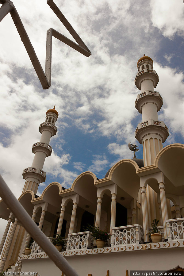 Снаружи мечеть, наверное, самое красивое здание в городе! Парамарибо, Суринам