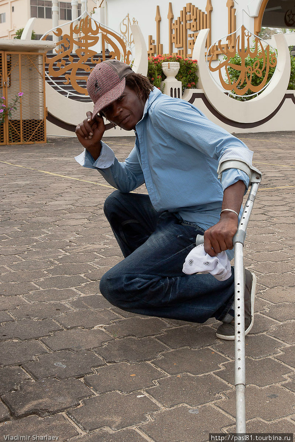 Местный инвалид, вежливо стреляющий мелочь. Приезжайте в Суринам! Парамарибо, Суринам