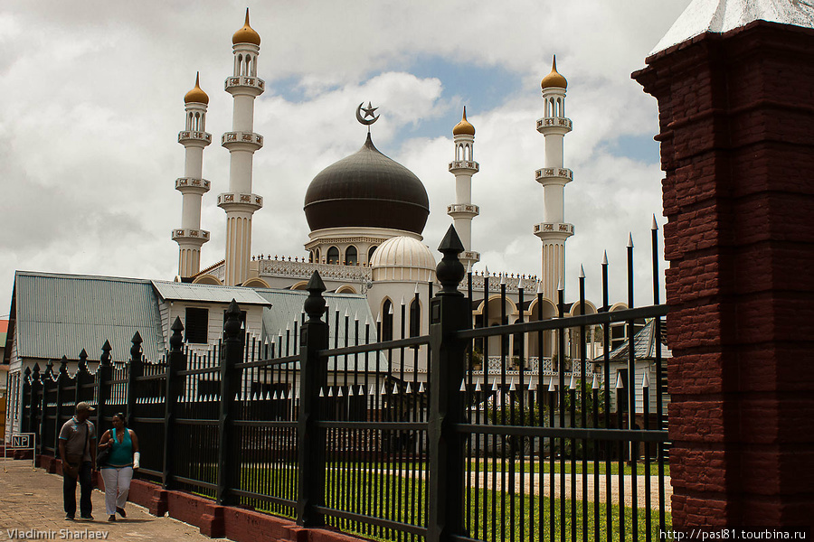 Стоит поучиться толерантности и веротерпимости — никакой вражды, мирное сосуществование Ислама и Иудаизма! Парамарибо, Суринам