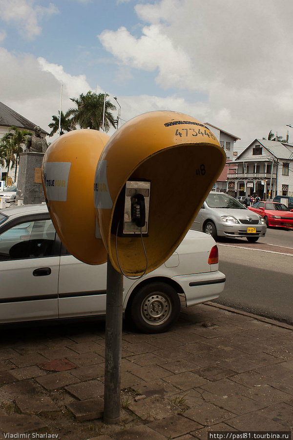 Все телефонные будки покрашены в желтый цвет. Парамарибо, Суринам