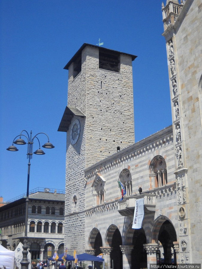 Здание ратуши и башня сбоку слева Комо, Италия