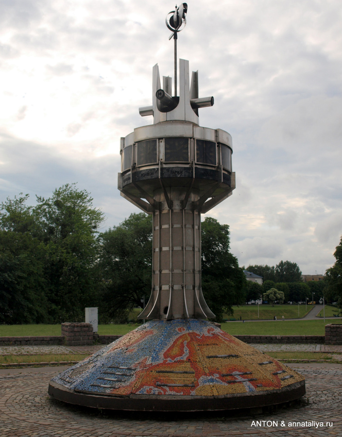 Памятник всемирным часам. Калининград, Россия