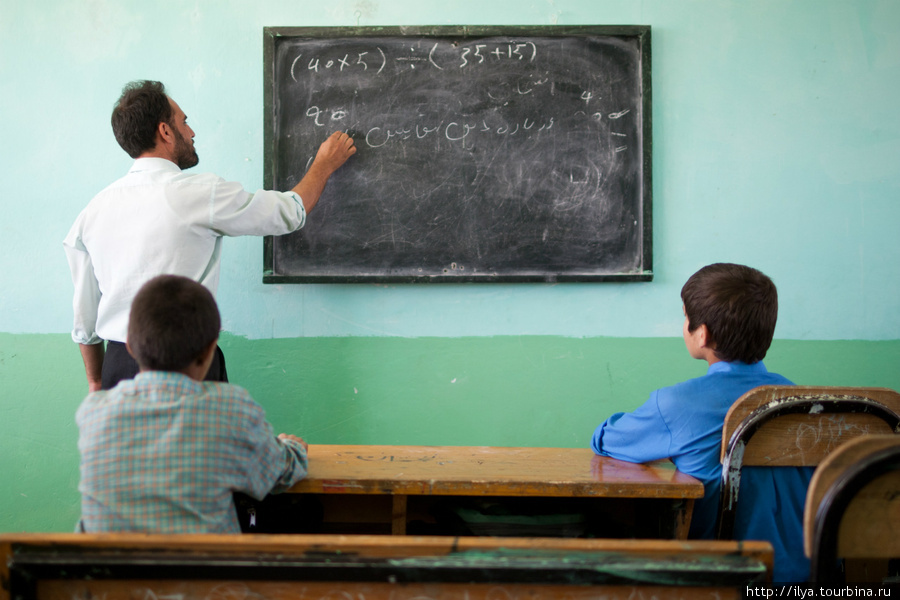 По словам моего фиксера, Хабиба, из 8 лет потраченных на обучение на медицинском факультете, самым полезным навыком стало хорошее знание языка. Зарплата практикующего врача редко превышает зарплату учителя и также составляет от 100 до 200 долларов в месяц. Провинция Кабул, Афганистан