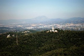 Вид на Монсеррат с Саграт-Кор на холме Тибидабу в Барселоне