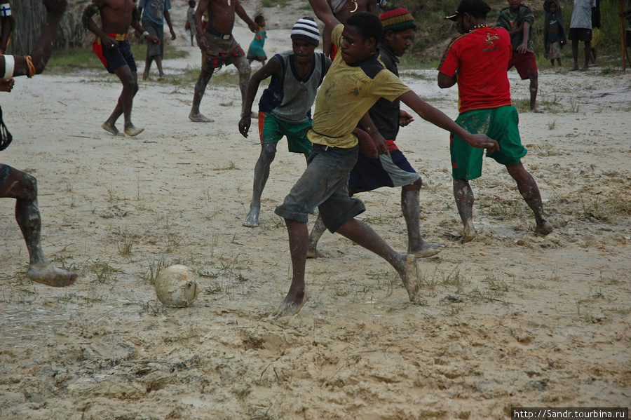 Деревенский футбол Энаротали, Индонезия