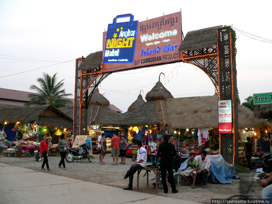 Кинотеатр на ночном рынке Сиемреап, Камбоджа
