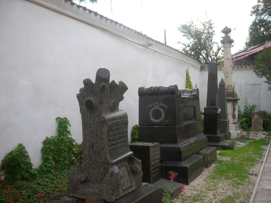 Лапидарий. Захоронений здесь нет. Надгробия перенесены со старого караимского кладбища. Евпатория, Россия
