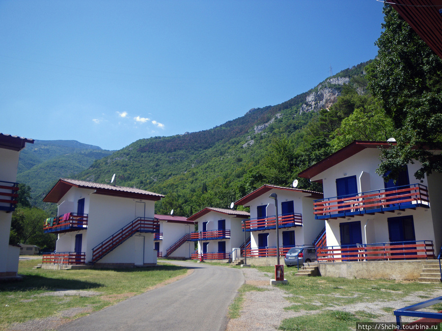 Эти домики сдаются как отельные номера со всеми удобствами Медвежа, Хорватия