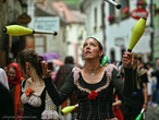В конце процессии шли разные циркачи и жонглеры, на ходу демонстрируя свое искусство, а замыкали процессию пикантные селянки...