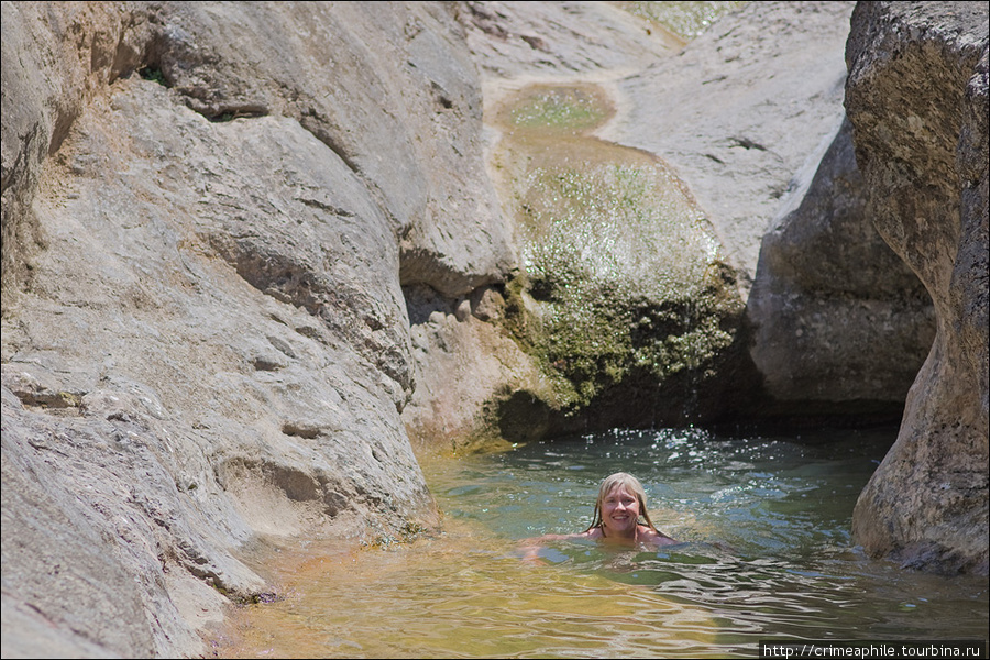 Чёрная ванна Розового каньона — прекрасное место для купания. В каньоне мы так расслабились, что подниматься на яйлу было уже лень. Севастополь, Россия