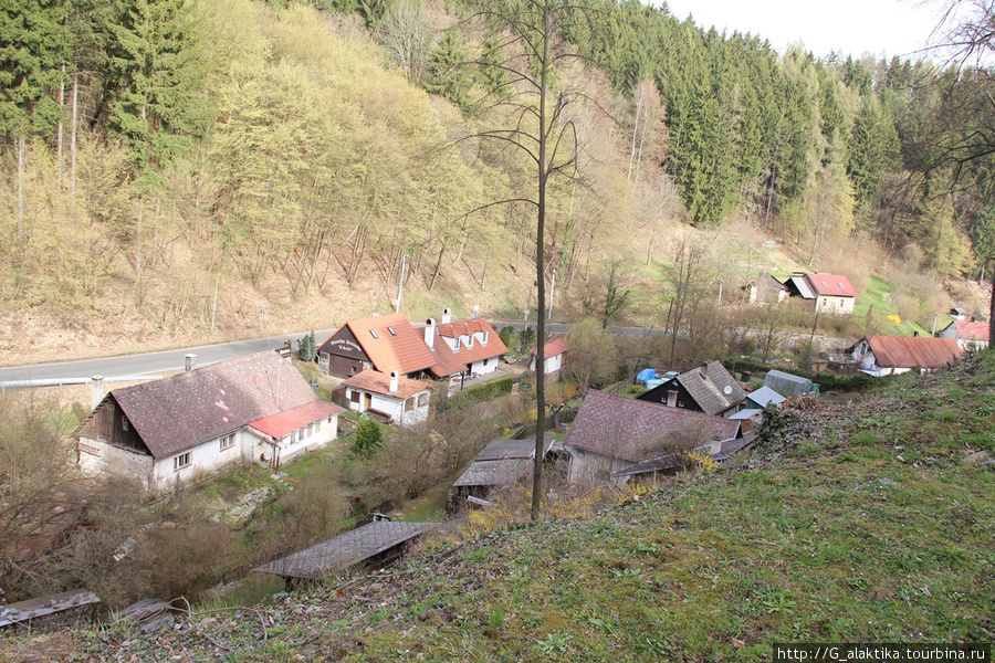 Небольшое поселение у подножья горы на которой расположен замок. Такие домики чехи называют семейными домами, в них проживает несколько поколений одной семьи.