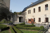 Внутренний дворик и небольшой газон в Замке Штейнберг