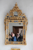 Старинное венецианское зеркало. В старину в состав добавляли золото, поэтому все предметы и люди,  которые в нем отражались казались мягче и красивее.