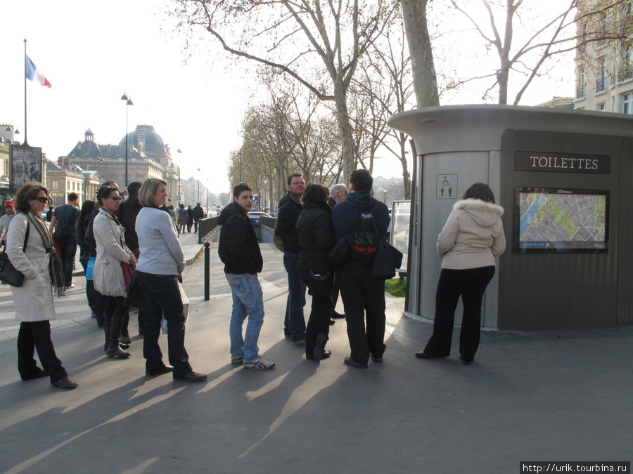 Общественный бесплатный туалет в районе Эйфелевой башни Париж, Франция