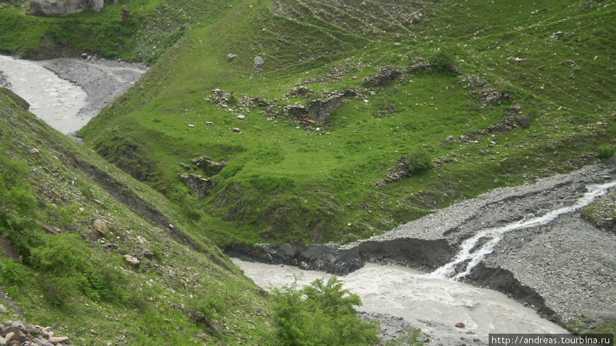 Зелень, камни и вода Гудаури, Грузия