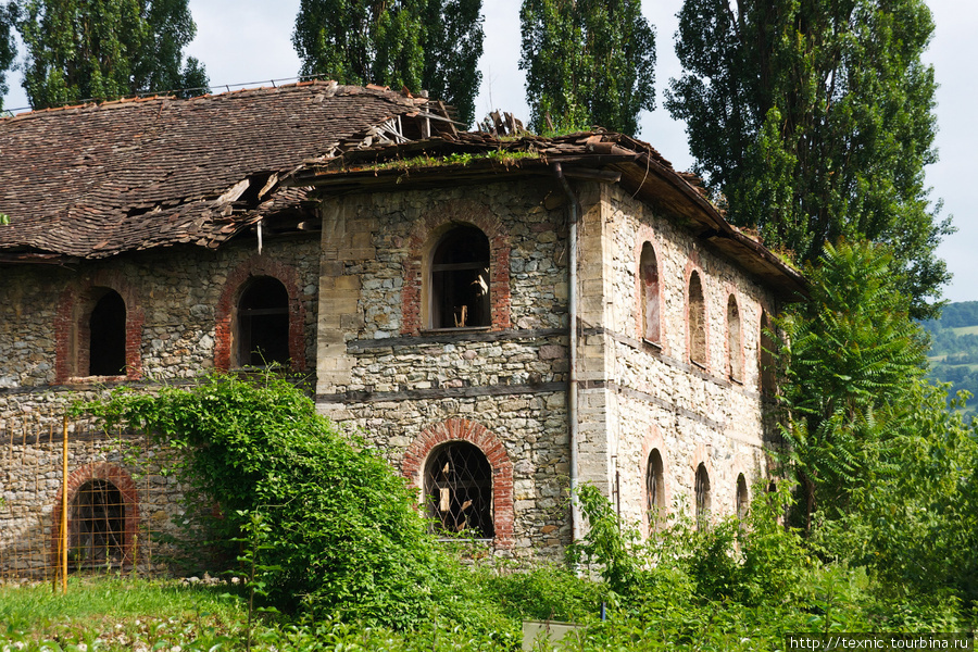 Этот разрушенный дом находится тоже недалеко от крепости. Судя по всему его разрушили во время конфликта в 90-х Банья-Лука, Босния и Герцеговина