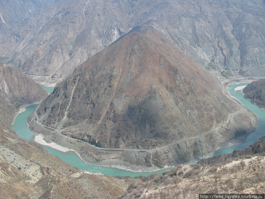 Необычное место — почти правильной формы гора и река, как будто почесывает ее Децин, Китай