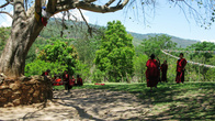 Возле храма Чиме Лакханг, монахи