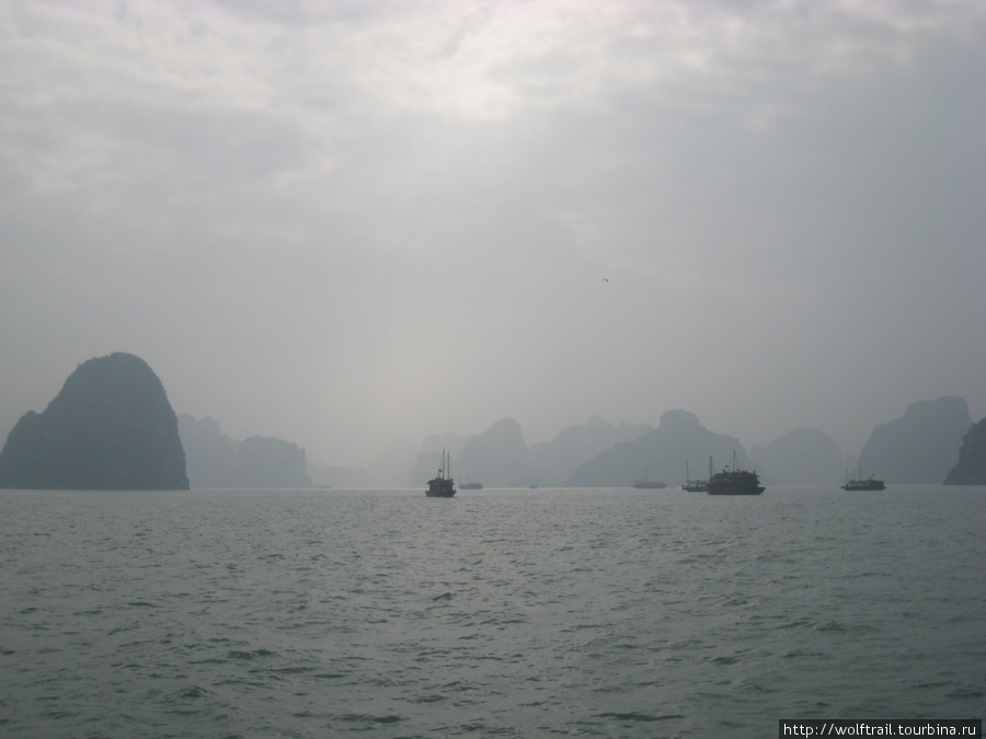 Бухта Халонг–путшешствие по лабиринту из 3000 островов Халонг бухта, Вьетнам
