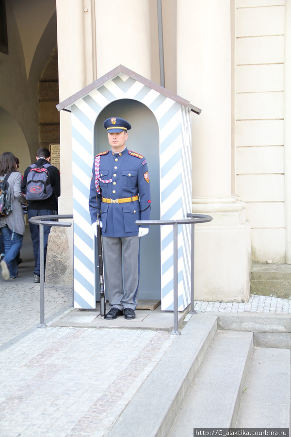 Охрана у входа во второй двор Пражского Града Прага, Чехия