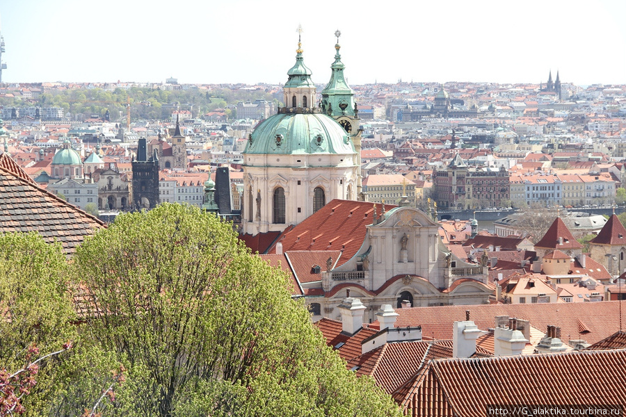 Вид на Прагу и собор св.Николая ражского Града из Пражского Града Прага, Чехия
