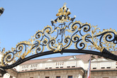 Арка на входом в первый двор Пражского Града — Ворота Гигантов. Присмотритесь и Вы увидите символы    I M T   — Императрицы Марии Терезии