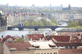 Вид на набережную Праги из Пражского Града. Меня очень поразила эта довольно протяженная череда красивых домов или дворцов.