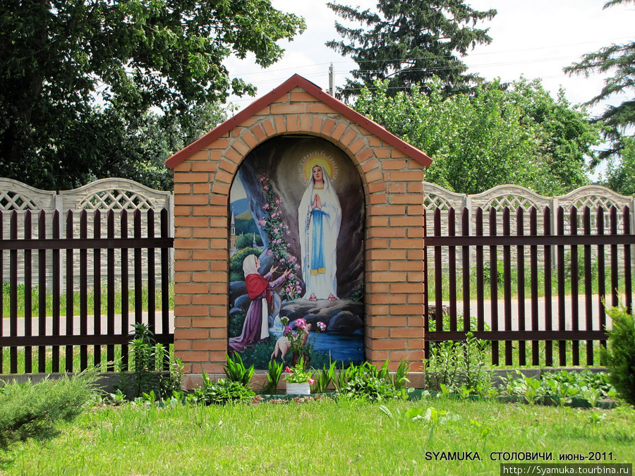 Во дворе костела — капличка. Столовичи, Беларусь