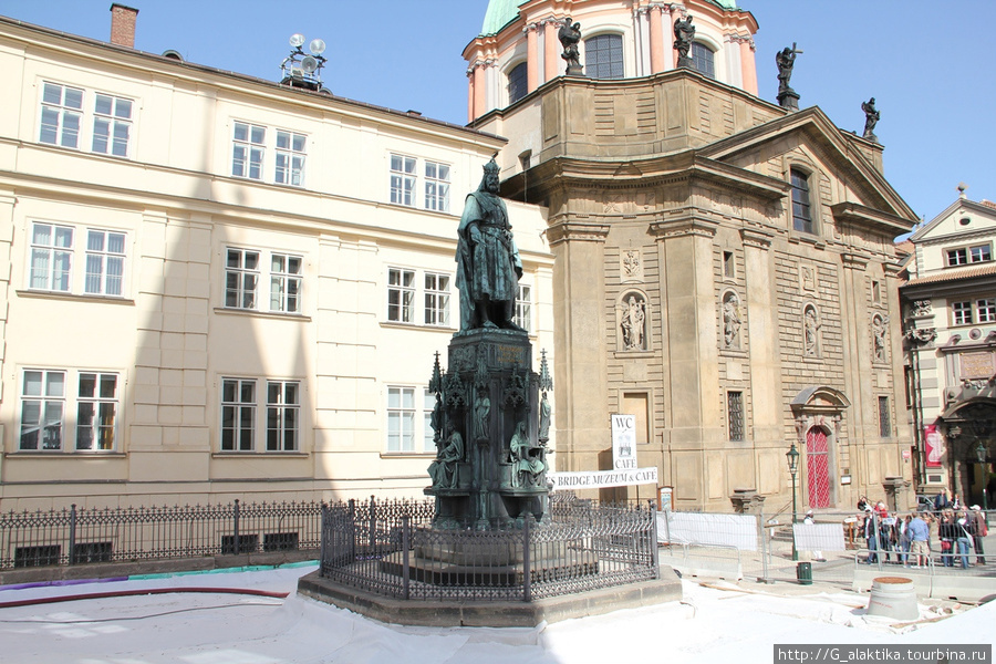 Карл  IV Заложил Карлов мост и основал Карловы Вары, позади него Костел св.Франциска Серафического Прага, Чехия