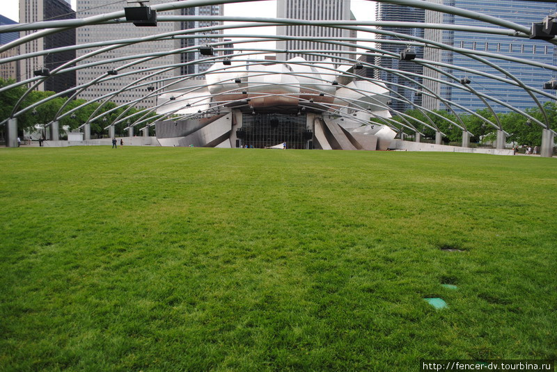 Вместо крыши — замысловатое переплетение стальных конструкций Чикаго, CША
