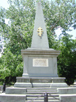 Памятник поставлен болгарским солдатам, погибшим в боях с сербами близ Цариброда в ноябре 1885 года.