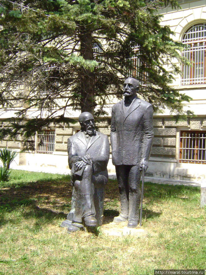 Карел и Херман (Герман) Шкорпилы считаются основоположниками болгарской археологии. Памятник возле Археологического музея