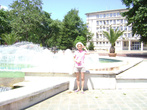 Приятно освободиться от зависимости зноя у фонтана на площади Независимости