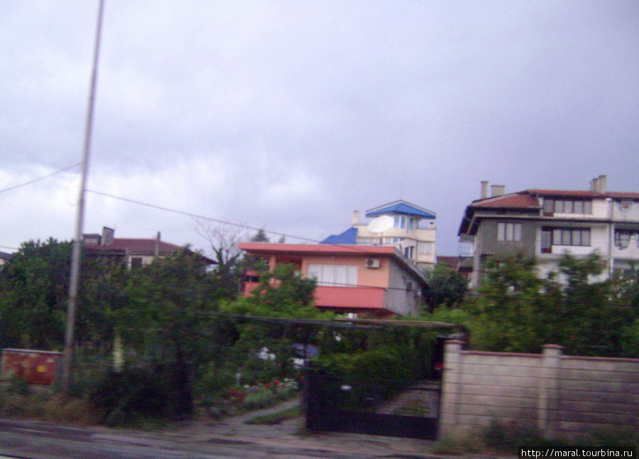 Вилла Филиппа Киркорова в окрестностях Варны отличается от всех прочих синей крышей Варна, Болгария