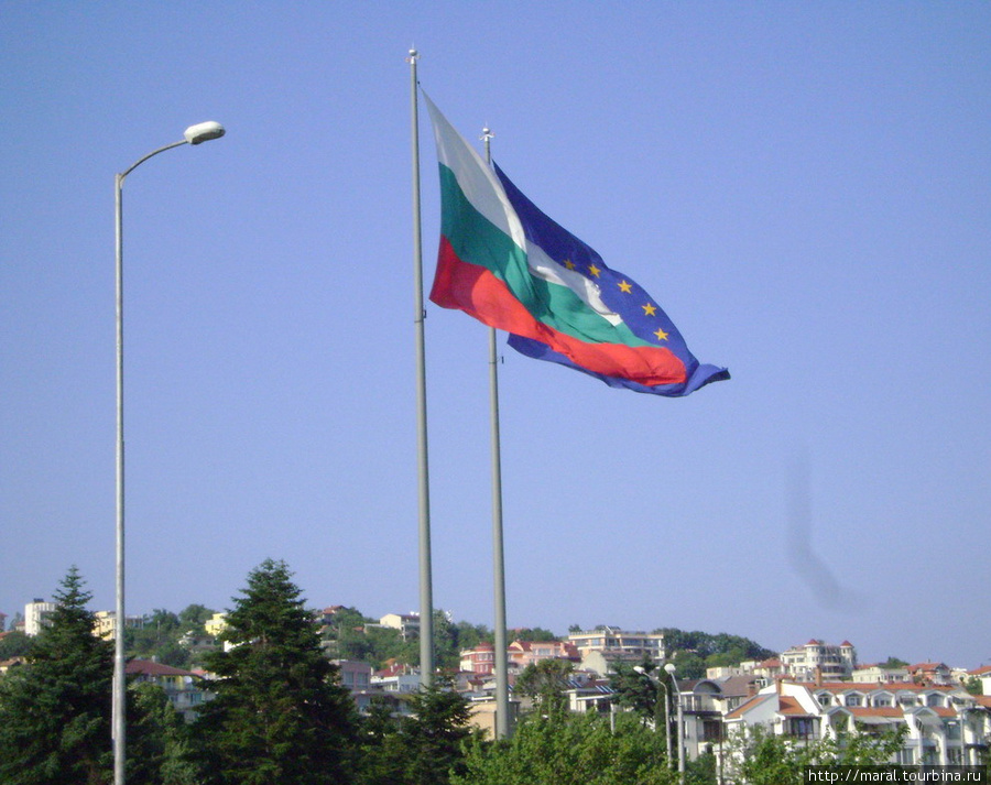 Своё настоящее и будущее Болгария связывает с Евросоюзом. Об этом свидетельствуют национальный флаг и флаг ЕС — самые большие флаги в Европе