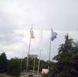 Символичная картина получается: между флагами Болгарии и Евросоюза, на высоком холме, как и прежде возвышается памятник советско-болгарской дружбы. Болгары стремятся к европейскому единству, но, как и прежде, дружат с нами. И это здорово, братушки!