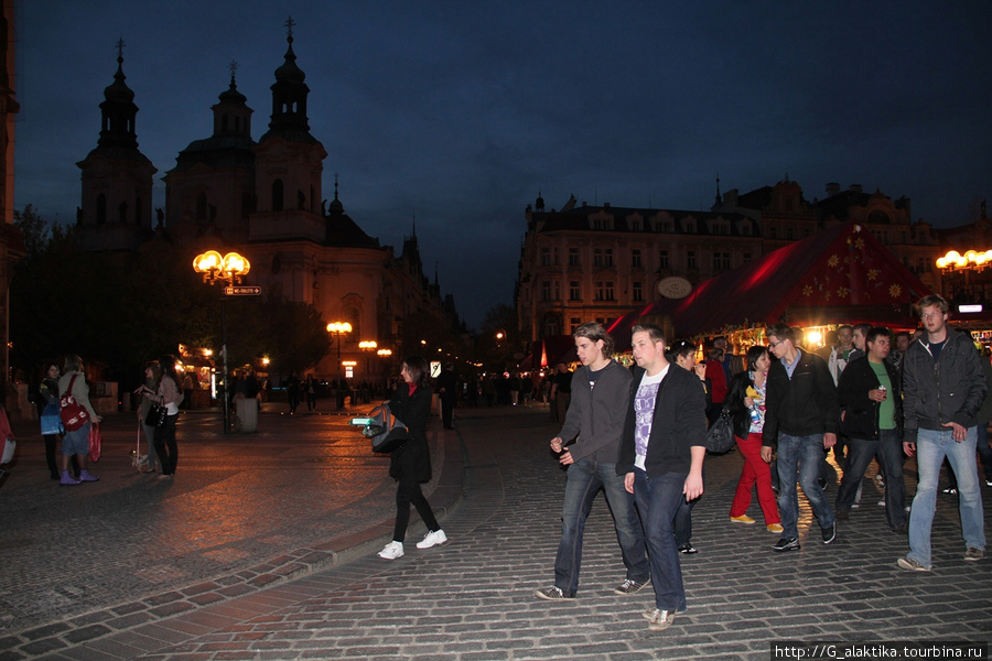 Староместкая площадь, всегда полна народу Прага, Чехия
