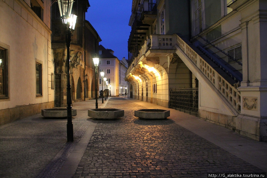 Обязательно прогуляйтесь по вечерней Праге, такие виды старинных улочек  долго будут греть Вашу душу Прага, Чехия