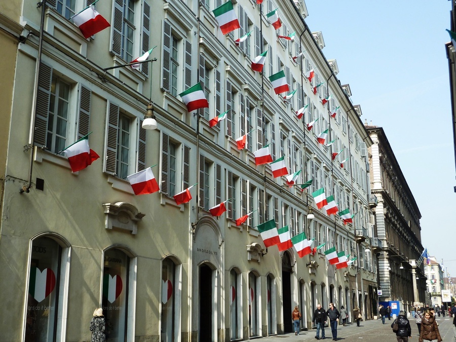 Дом с флагами Турин, Италия