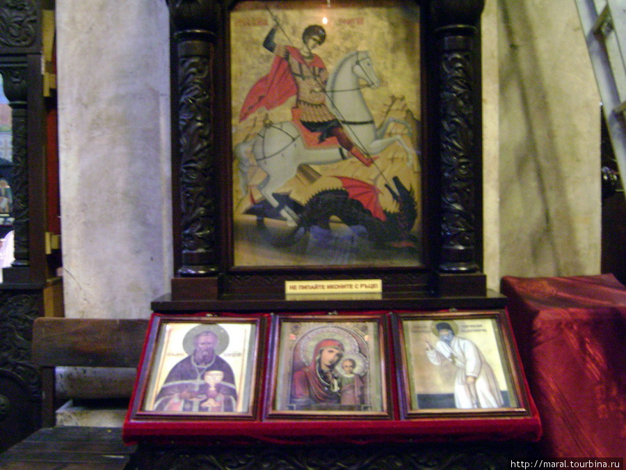 Икона Георгия Победоносца, внизу слева икона Серефима Саровского — русского святого преподобного старца Варна, Болгария