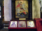 Икона Георгия Победоносца, внизу слева икона Серефима Саровского — русского святого преподобного старца