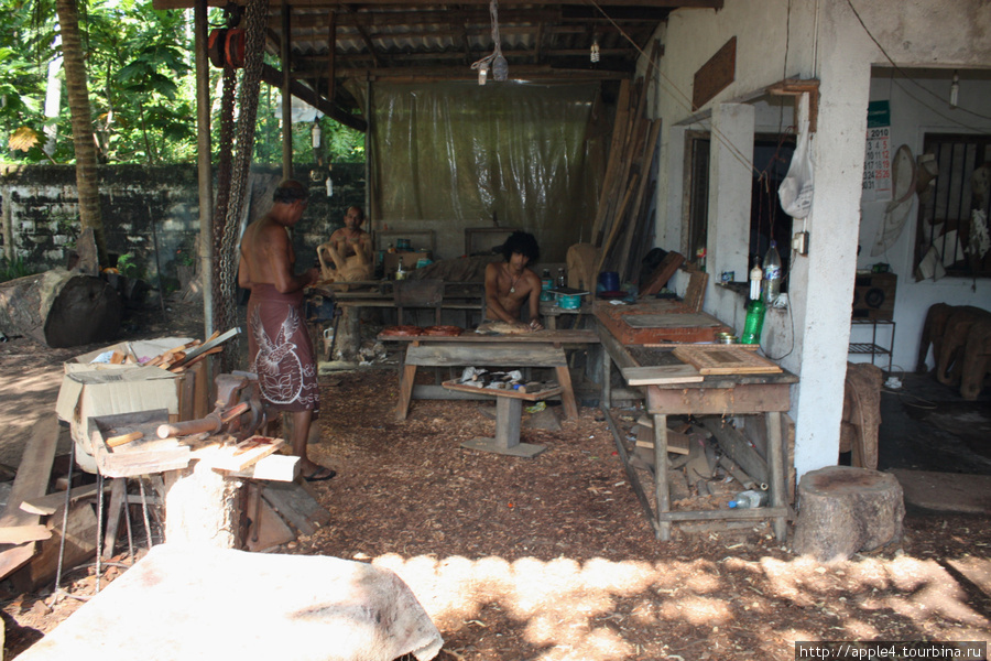 Делают поделки из дерева для продажи Бентота, Шри-Ланка