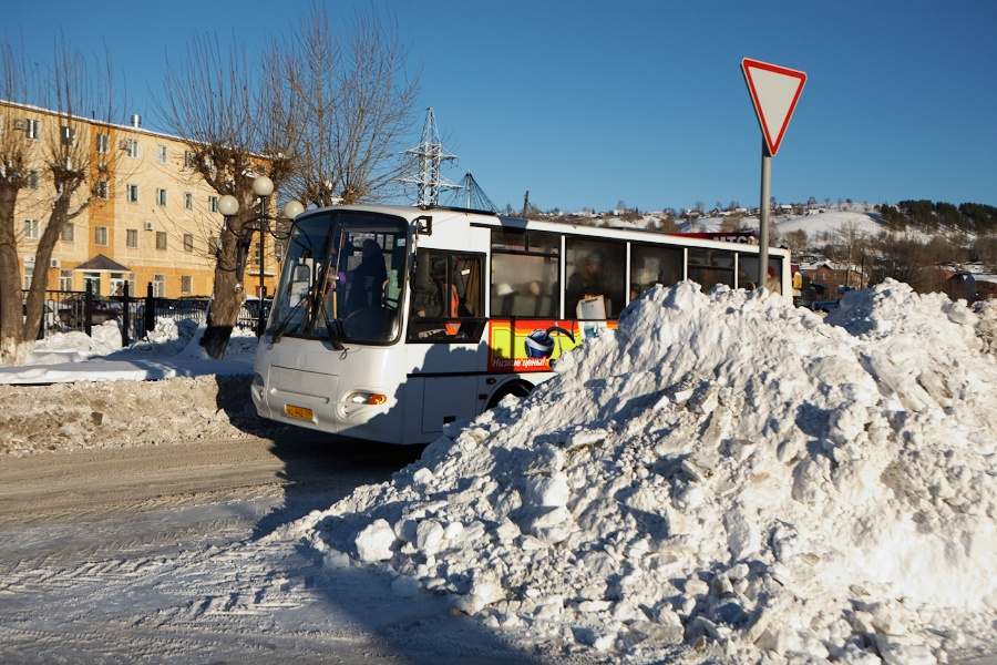 Вышли из завода в город и вот – автобус! (Да, если вы не заметили, у нас тут зима, Сибирь, по улицам запросто ходят медведи и деды Морозы (шутка)). Пермский край, Россия