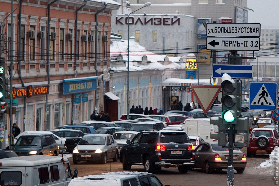 Снизу тоже все видно невооруженным глазом. Местами заторы, правда в пробки пока не перерастающие. Как мне кажется, все дело в системе светофоров. Надо ее как-то оптимизировать. Пермский край, Россия